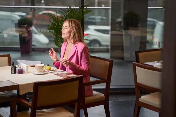 alleen eten in een restaurant