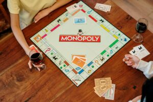 Spelbord van Monopoly met dobbelstenen en geld