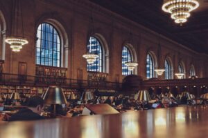 Nachtelijke leeszaal in een moderne bibliotheek